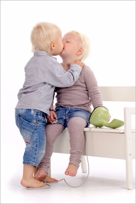 Søskende-kysser-bænk-center3